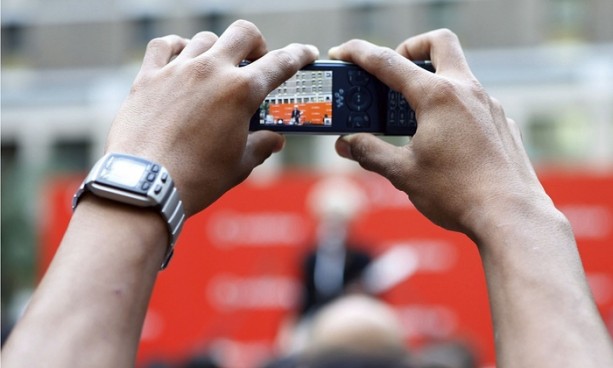 Hands-filming-with-phone-014